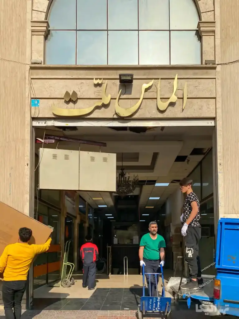 چند نفر جلوی پاساژ الماس خیابان ملت ایستاده‌اند