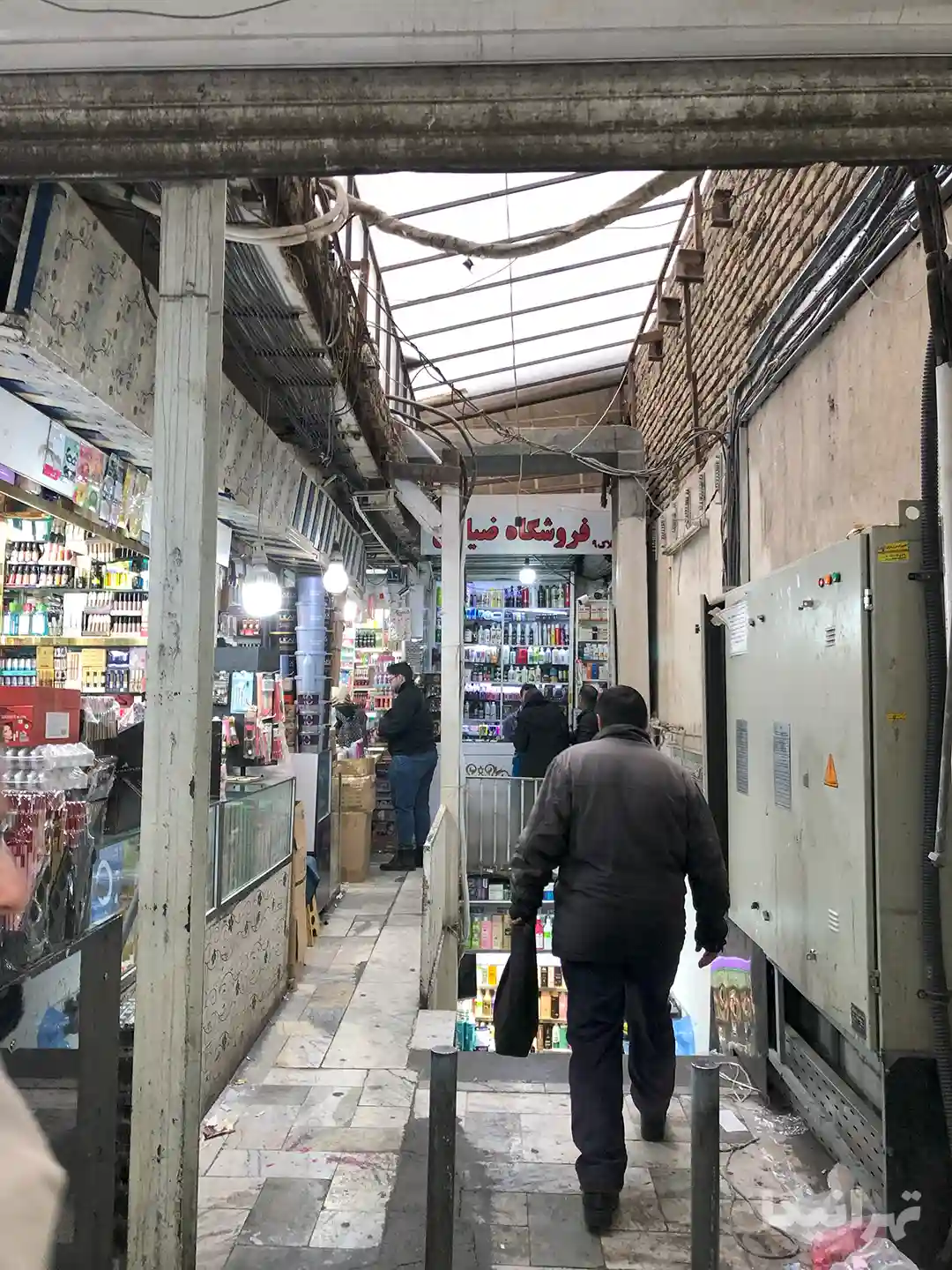 مردم در حال تردد و خرید در پاساژ المهدی شیخ رضای بازار