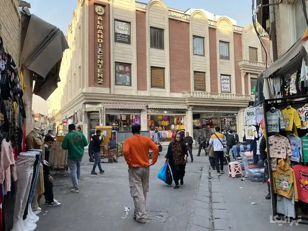 مردم در حال تردد در گذر باغ ایلچی بازار