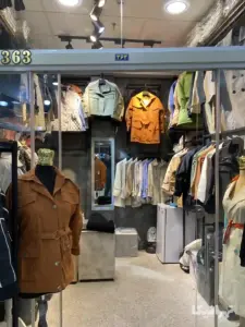 رگال پوشاک زنانه در داخل یک مغازه در پاساژ المهدی ۴