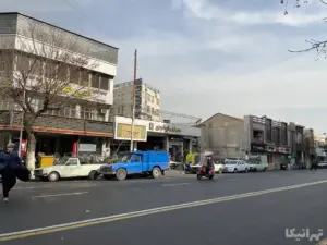 مردی در حال عبور از خیابان امیرکبیر