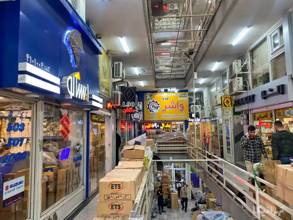 چند نفر در حال تردد در پاساژ امیران خیابان ملت