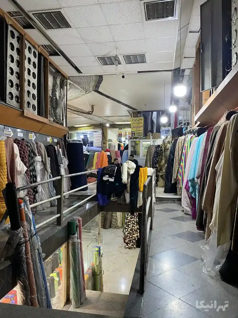 دو مرد داخل پاساژ امیرکبیر بازار نشسته‌اند