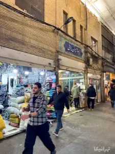 مردم در حال تردد در بازار پاچنار در مقابل پاساژ ایران‌یراق بازار