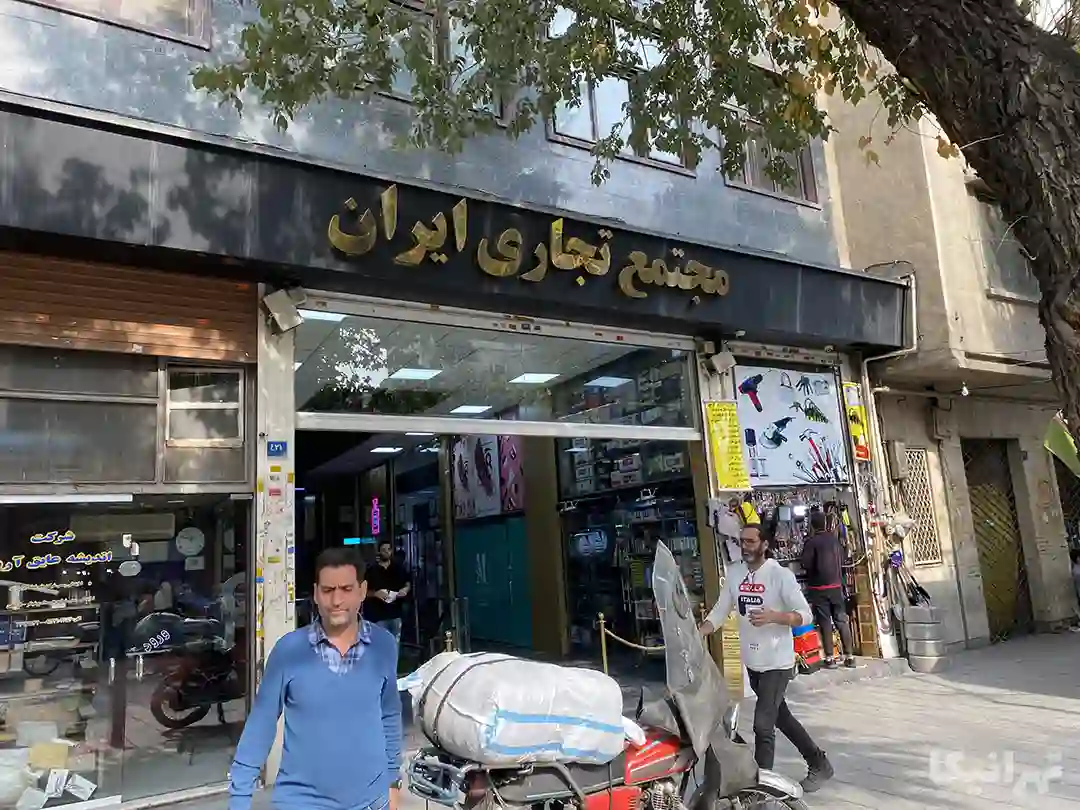 مردم در حال عبور از پیاده‌روی جلوی پاساژ ایران در خیاباان پانزده خرداد