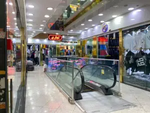لباس‌های چیده شده داخل مغازه‌های پاساژ ایرانیان بازار
