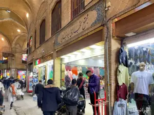 مردم در حال تردد در کوچه ارامنه بازار از مقابل پاساژ ایرانیان بازار