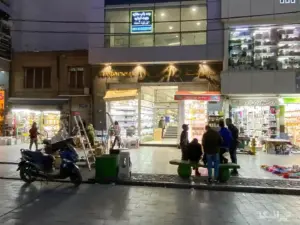 مردم در حال تردد مقابل پاساژ ایرانیان شوش