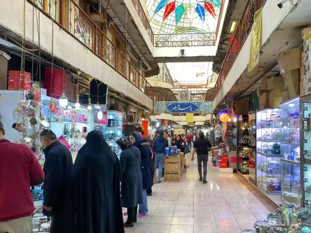 مردم در حال تردد و خرید در پاساژ بلور بازار