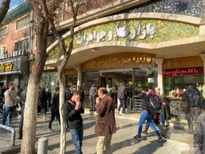 مردم در حال گذر از جلوی پاساژ جاوید بازار در خیابان ‍۱۵ خرداد
