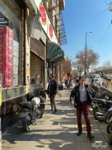 مردم در حال تردد در خیابان مولوی از مقابل پاساژ جعفری و نیکبخت