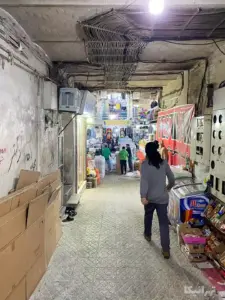 مردی در حال ورود به پاساژ جلالی قدیم بازار