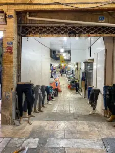 مانکن‌های پوشاک مردانه چیده شده در دالان ورودی پاساژ جلالی نوی بازار