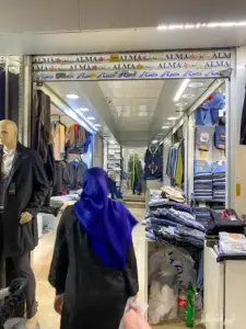 زنی در حال ورود به پاساژ حاجیان منش بازار کویتیها