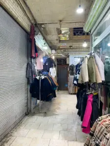 لباس‌های چیده شده در پاساژ دوستان بازار
