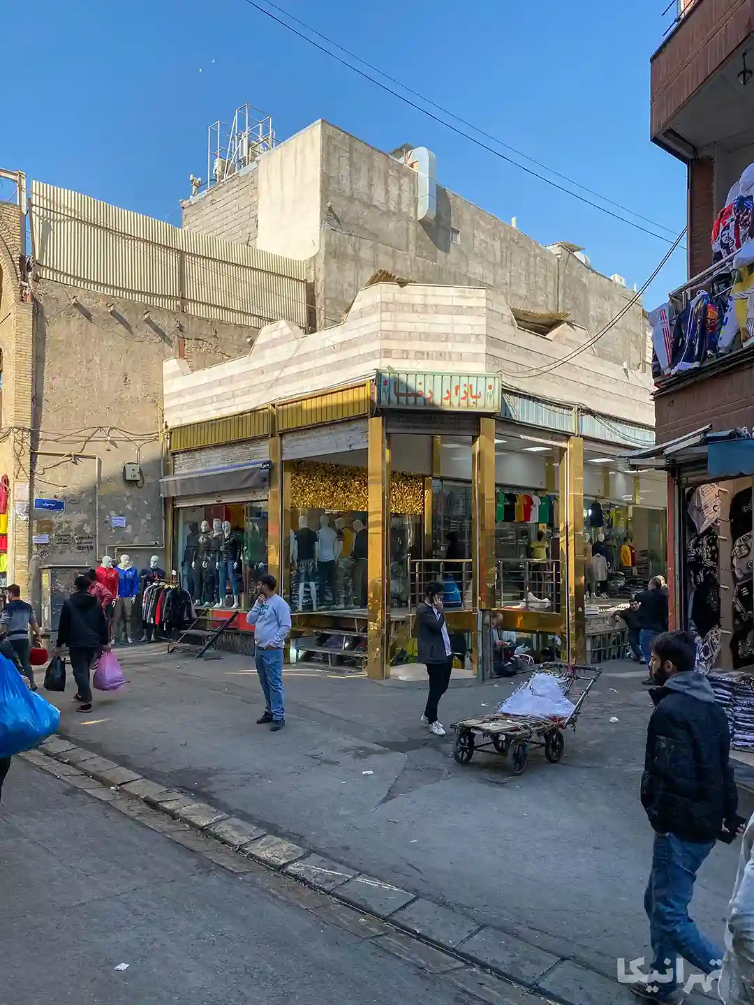 مردم در حال تردد در کوچه ارامنه در مقابل پاساژ رضا