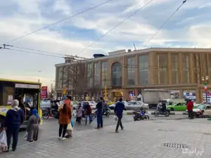 مردم در حال تردد در میدان شوش مقابل پاساژ رویال‌کلاسیک