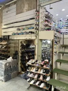کفش‌های چیده‌شده در قفسه‌های مغازه‌های پاساژ سید ولی بازار