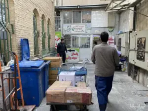 دو مرد در حال تردد در کنار امازاده سید ولی بازار
