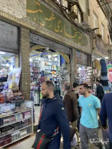 مردم در حال تردد از جلوی پاساژ شمس تبریزی در بازار مسجدجامع بازار
