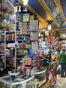 قفسه‌‌های لوازم آرایشی یک مغازه در پاساژ شمس تبریزی بازار