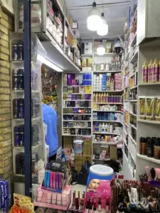 مردی در گوشه تصویر در مغازه لوازم آرایشی در پاساژ شمس تبریزی بازار