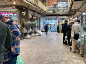 مردم در حال خرید از مغازه‌های پاساژ شناور
