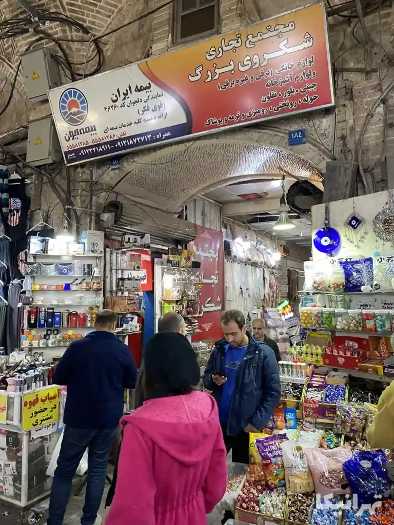 مردم در حال تردد در پاساژ شکروی بزرگ بازار