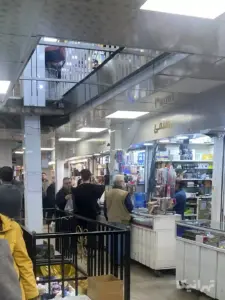 مردم در حال خرید از پاساژ صدف بازار