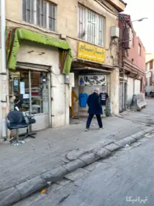 مردی در حال تردد از مقابل پاساژ صنایع در کوچه غریبان بازار