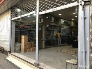 مردی در پاساژ طالب بازار مشغول بسته‌بندی است