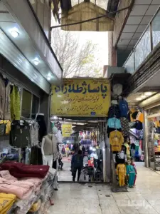 مردی در حال خروج از پاساژ طلازاده بازار مسگرها