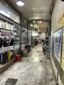 چند نفر داخل مغازه‌ای در پاساژ عباچی بازار در حال خریدند