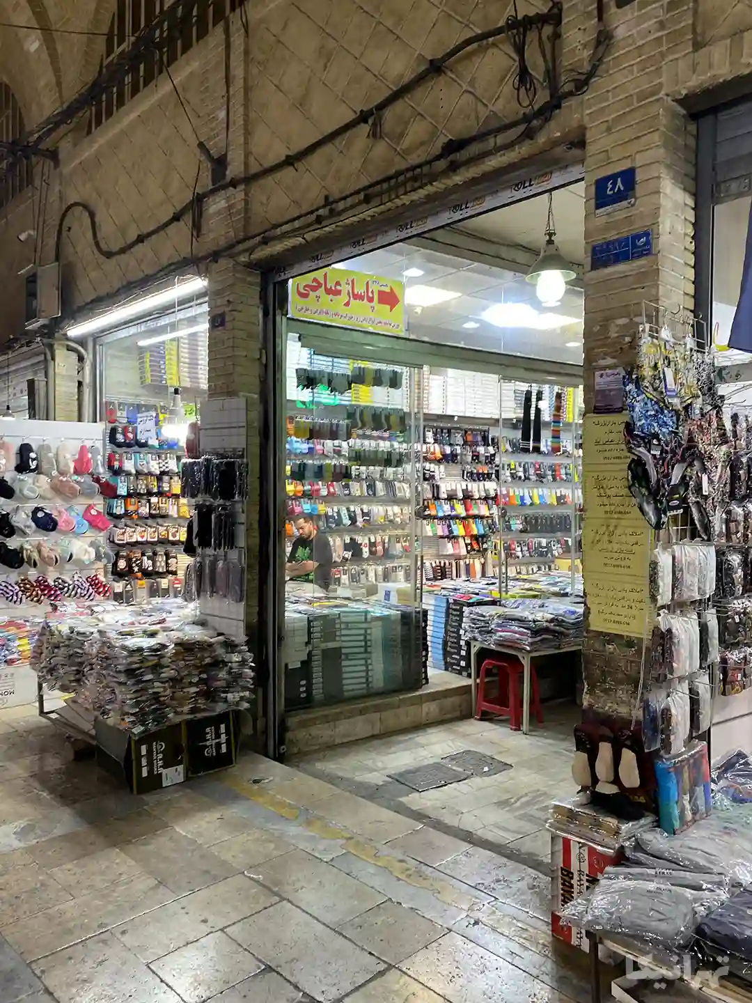 جوراب‌ها و اجناس چیده شده در مغازه‌های نبش پاساژ عباچی بازار