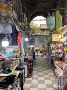 لباس‌های زیر چیده شده در دالان ورودی پاساژ قدسیه بازار