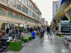 مردم در حال تردد مقابل پاساژ قصر بلور بازار شوش