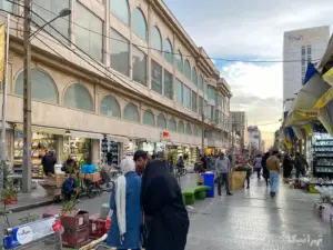 مردم در حال تردد مقابل پاساژ قصر بلور بازار شوش