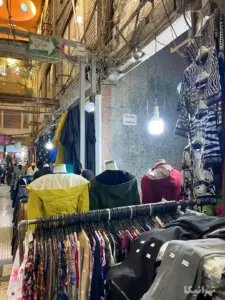 لباس‌های چیده شده در ورودی پاساژ لباسچی بازار