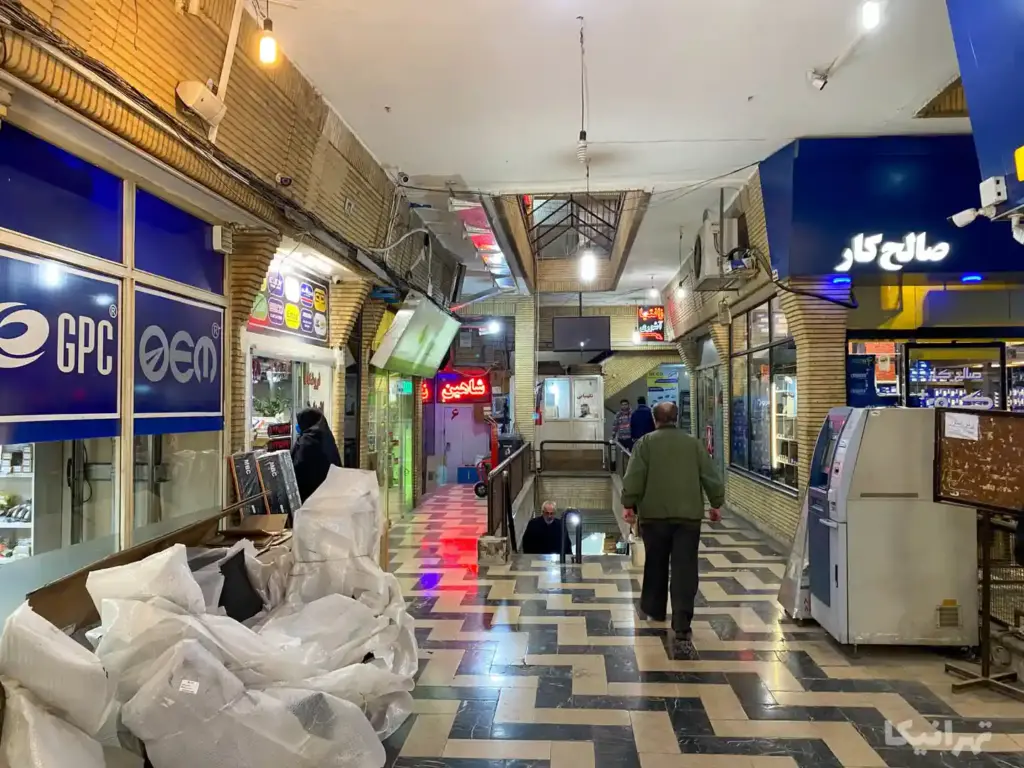 مردم در حال تردد در پاساژ مالکی خیابان ملت