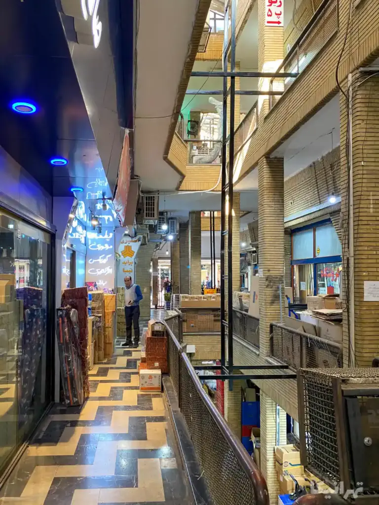 مردی درون پاساژ مالکی خیابان ملت ایستاده