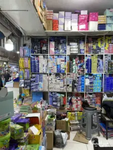 قفسه چیده شده لوازم تحریر در مغازه‌ای در پاساژ منصور کوچه مسجدجامع بازار