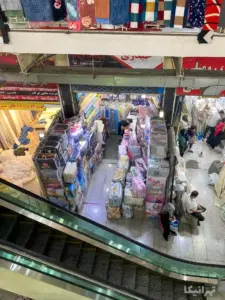 مردم در حال خرید از مغازه‌های پاساژ روحی