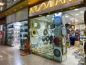 ساعت‌های چسده شده در ویترین و دیوارهای یک مغازه در پاساژ میلاد بازار شوش