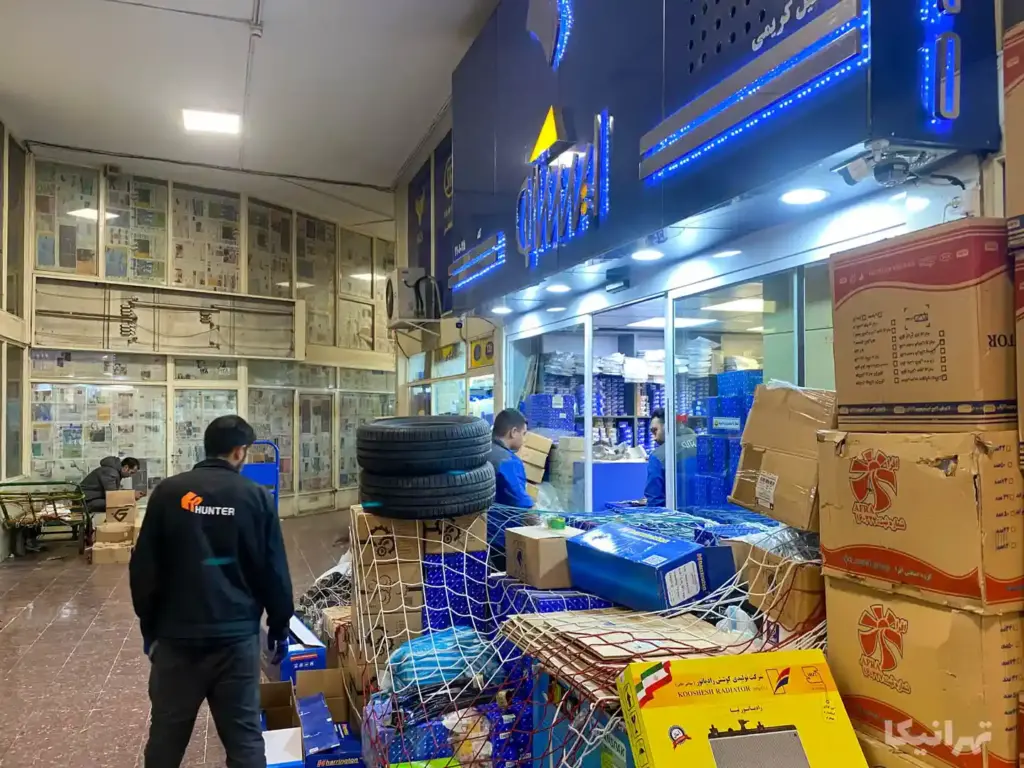 چند نفر در حال جابه‌جایی بار در پاساژ میوه‌چی خیابان ملت
