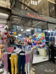 لباس‌های چیده شده در ورودی پاساژ نور بازار مسگرها