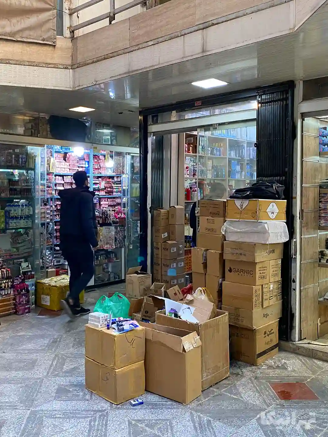 مردی در حال وارد شدن به یکی از مغازه‌های پاساژ نگین شیخ‌رضای بازار