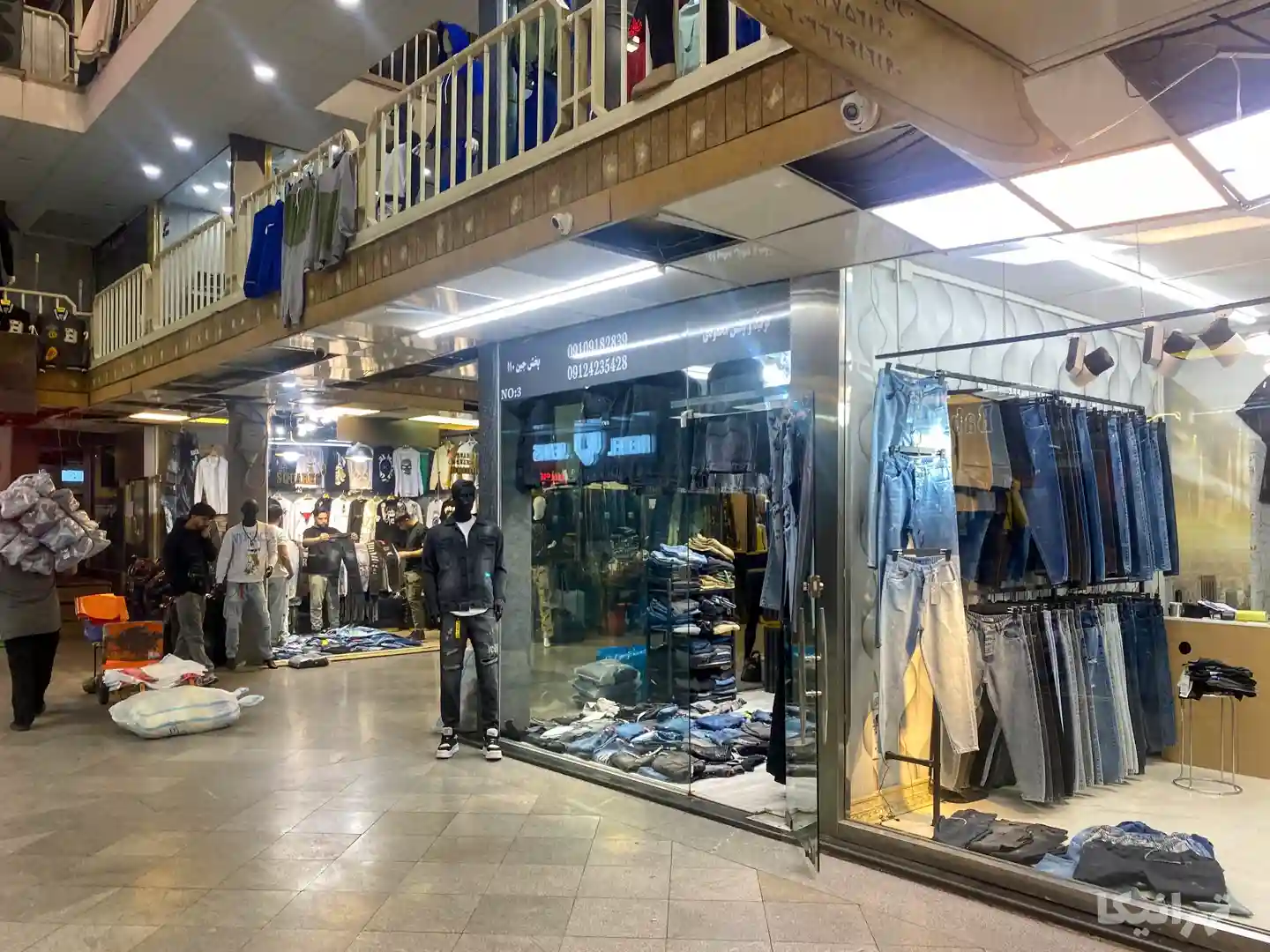 ویترین مغازه‌های پوشاک در پاساژ وطن بازار