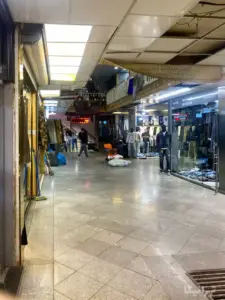 ویترین مغازه‌های پوشاک در پاساژ وطن بازار