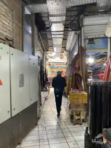 مردی در حال ورود به پاساژ کاووسی بازار