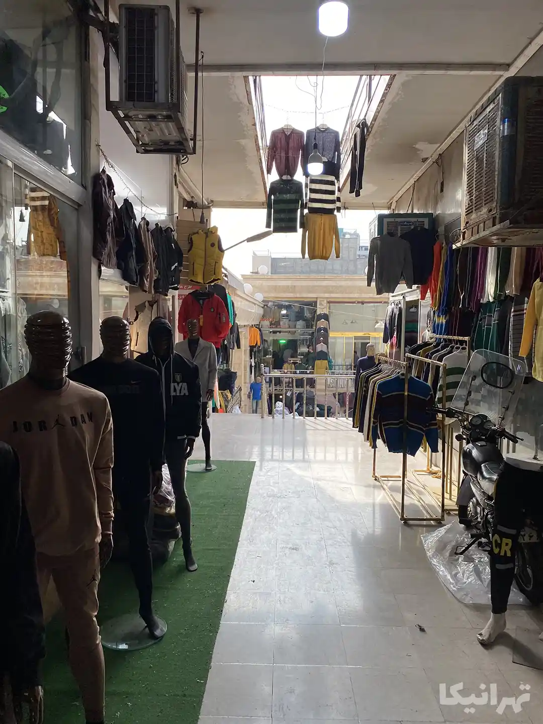 پوشاک مردانه چیده شده در سرتاسر ورودی پاساژ کریمی بازار